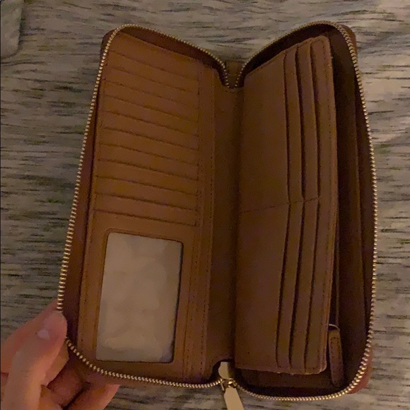 EUC! Large Michael Kors Wallet - Picture 2 of 3
